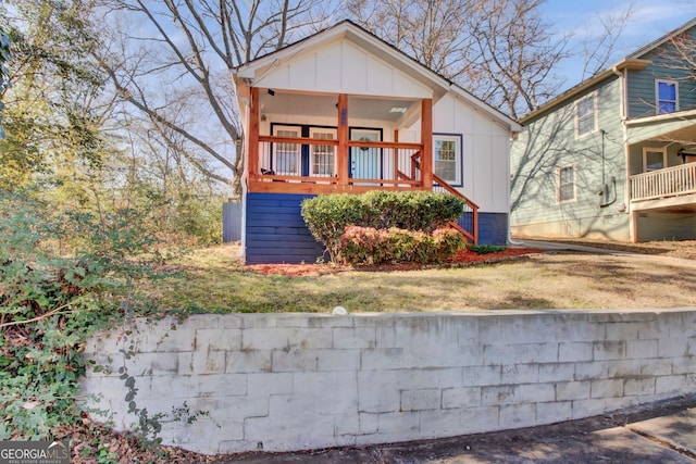 view of front of property featuring a porch and a front lawn