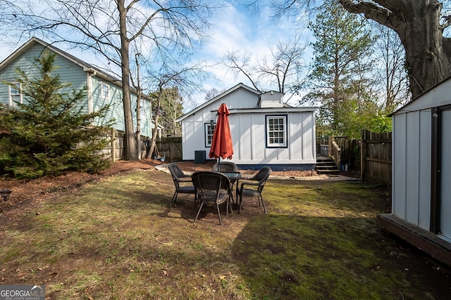 view of yard with a shed