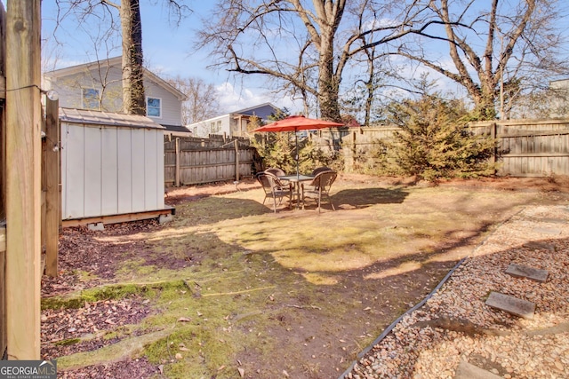 view of yard featuring a storage unit