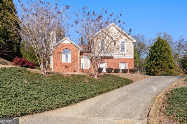 view of front of house featuring a front lawn