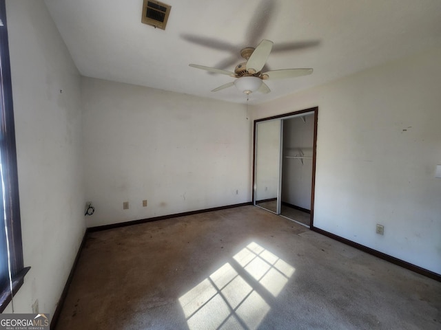 unfurnished bedroom featuring ceiling fan and a closet