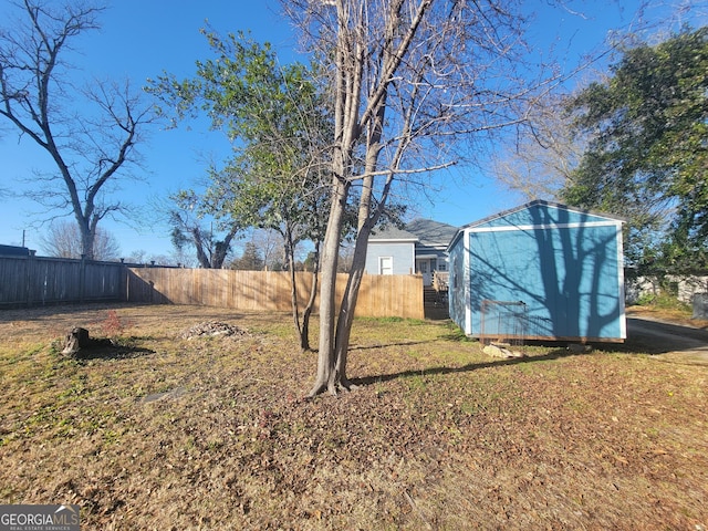 view of yard featuring a storage unit