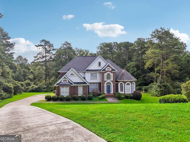 view of front facade featuring a front yard