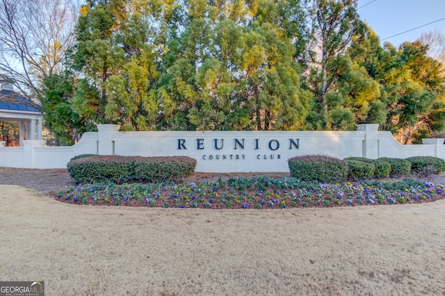 view of community / neighborhood sign