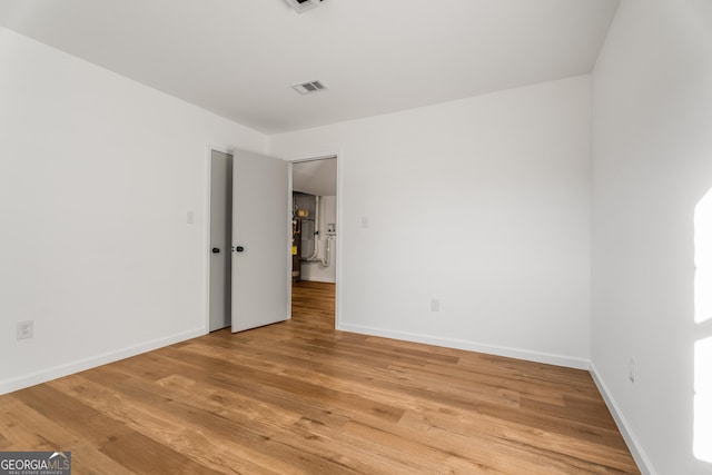 unfurnished room with light hardwood / wood-style flooring