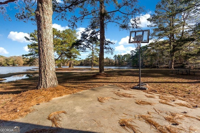 view of yard featuring a water view