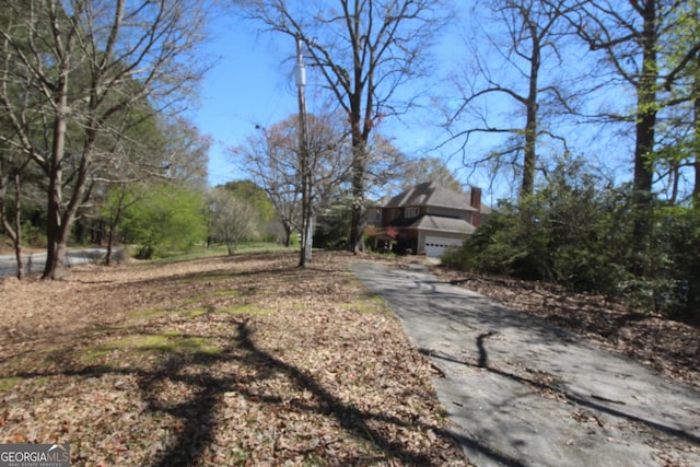 view of yard with driveway