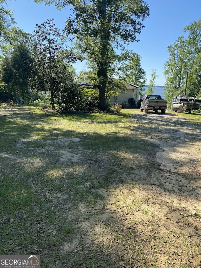 view of yard with driveway