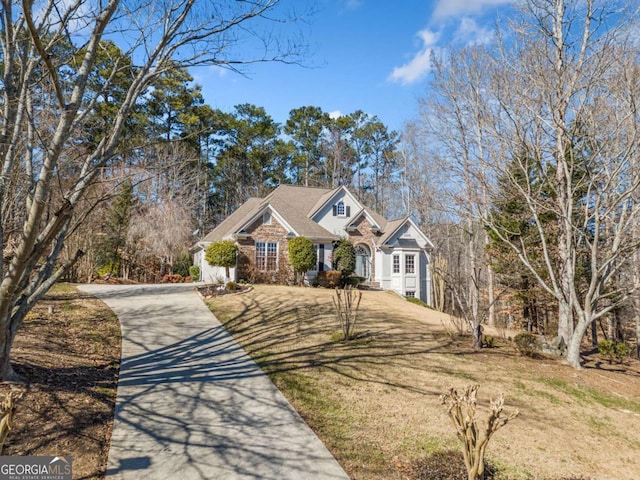 view of front facade featuring a front yard