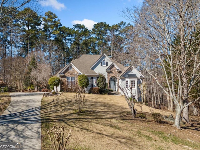 view of front of home featuring a front yard