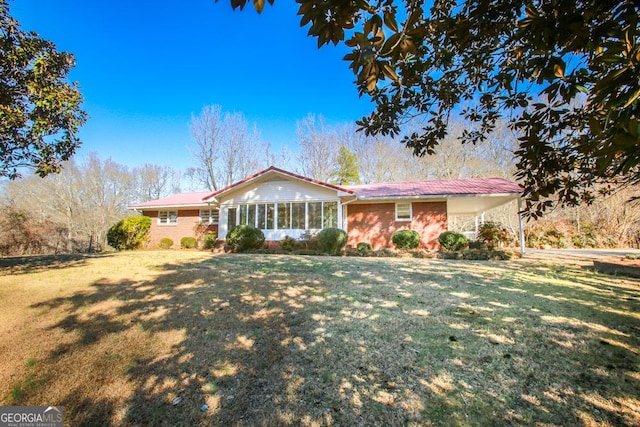 ranch-style home featuring a front lawn