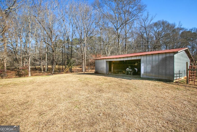 view of yard with an outdoor structure