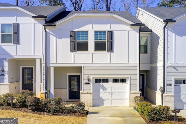 townhome / multi-family property featuring a garage