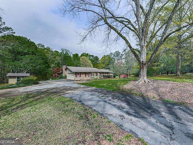 ranch-style house featuring a front yard