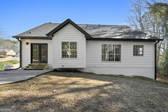 back of house featuring a yard