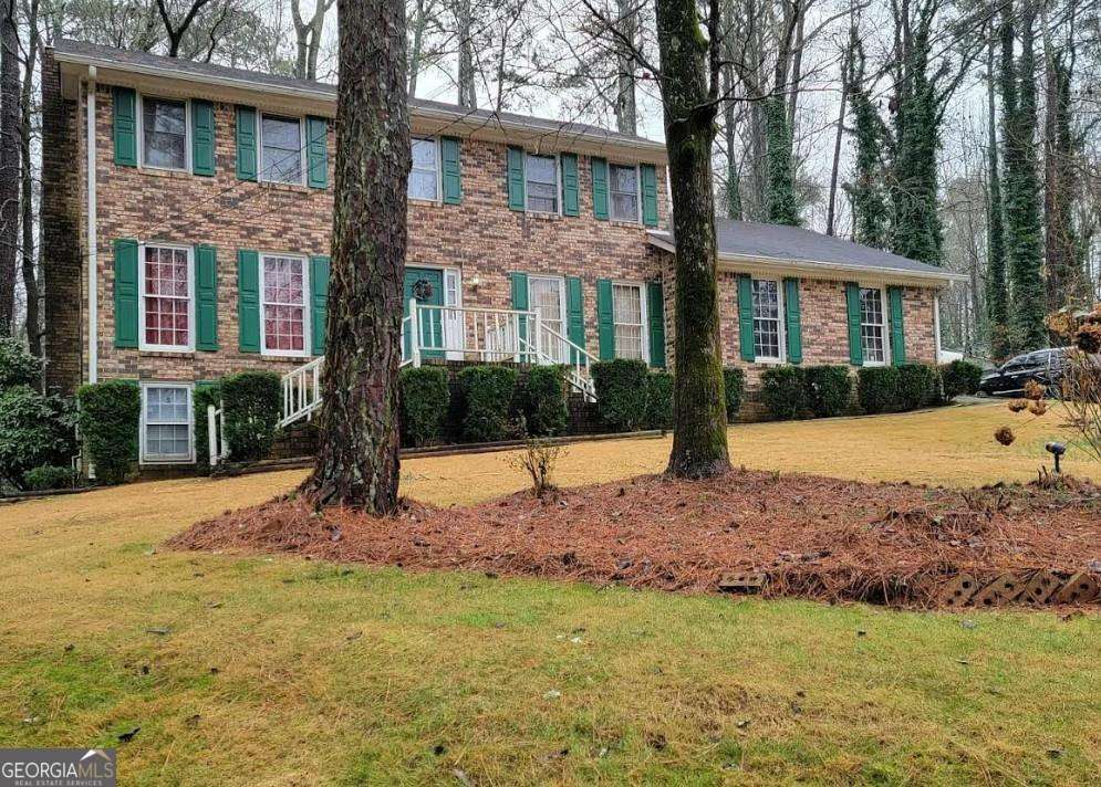 colonial house with a front yard