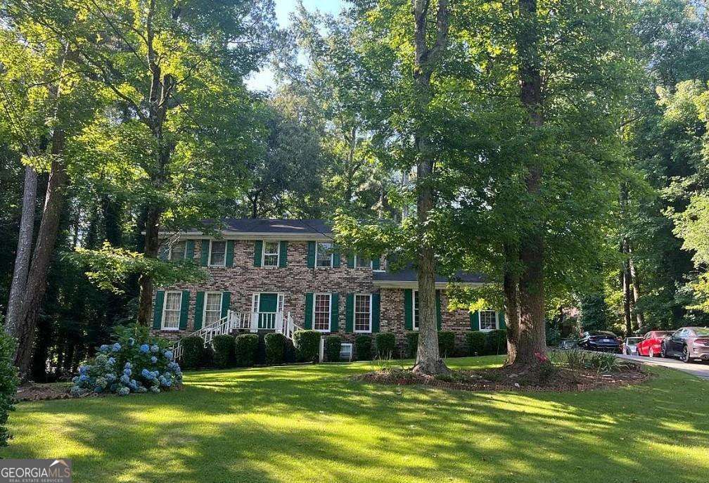 colonial house featuring a front lawn