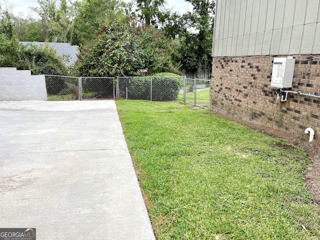 view of yard featuring a patio area