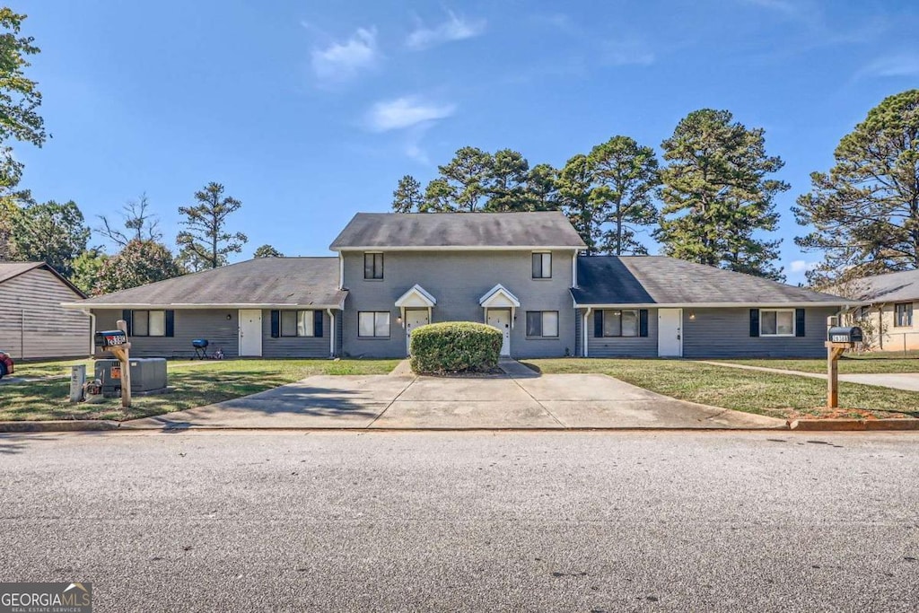 view of front of house with a front lawn