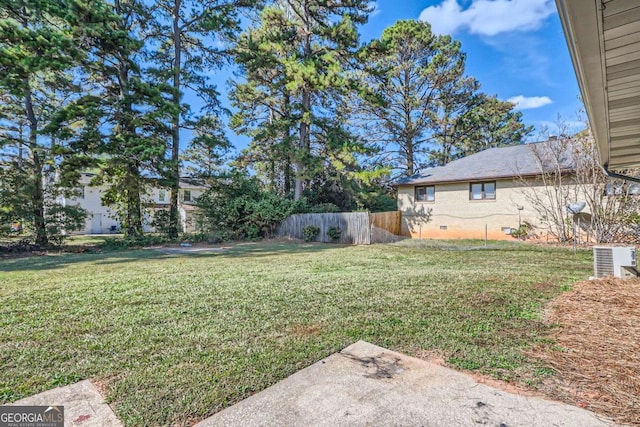 view of yard featuring fence