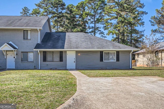 view of front of home featuring a front lawn