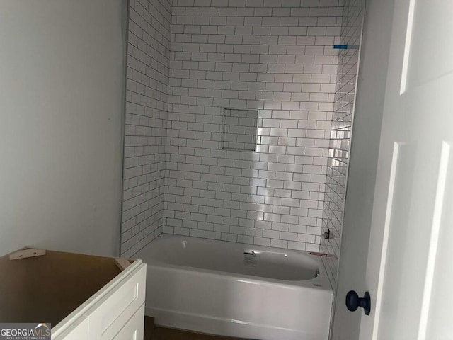 bathroom with tiled shower / bath