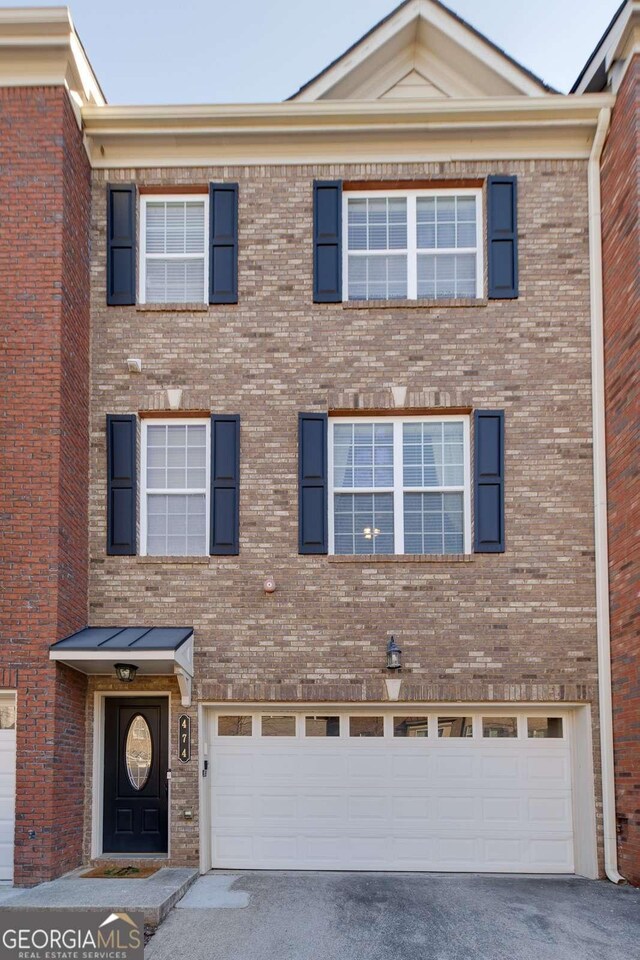 townhome / multi-family property featuring a garage