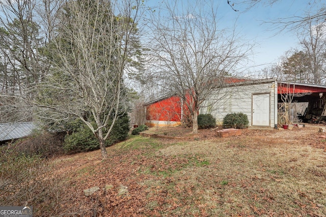 view of yard with an outbuilding