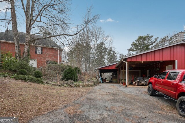 view of yard with an outdoor structure