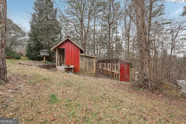 view of yard with an outdoor structure