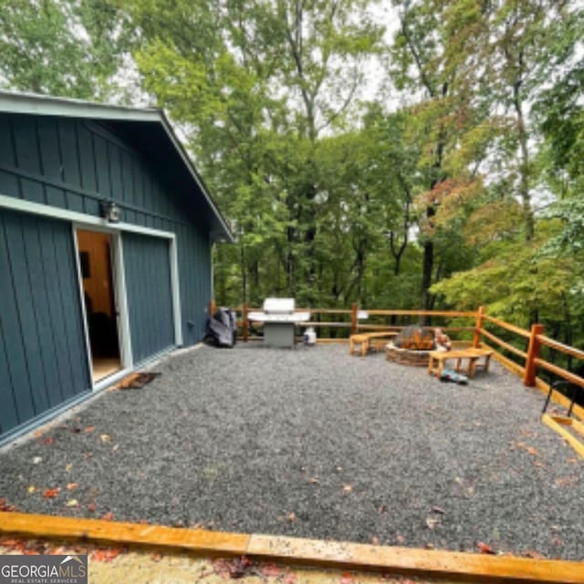 view of yard featuring a fire pit