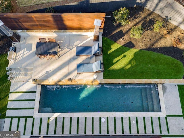 view of swimming pool