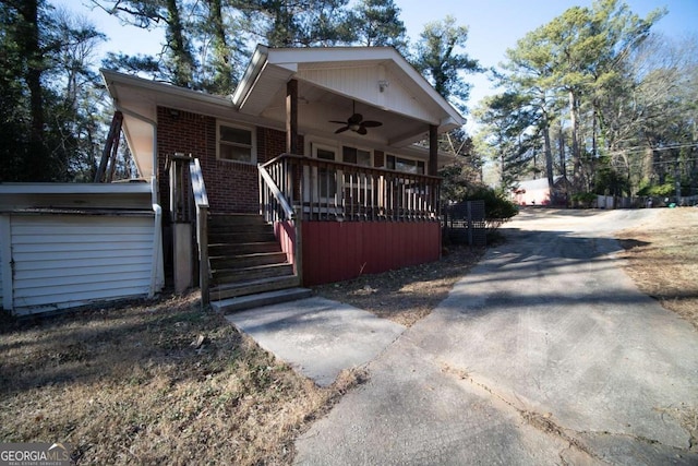 view of front of house with ceiling fan and covered porch