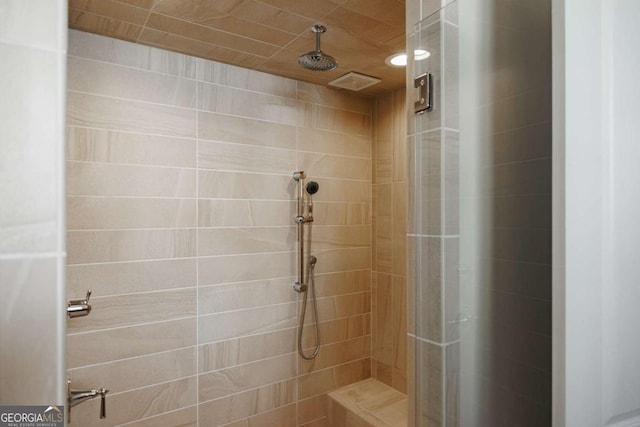 bathroom featuring tiled shower