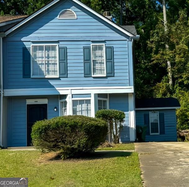 view of front facade featuring a front yard