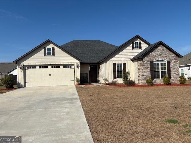 view of front facade featuring a garage and a front yard