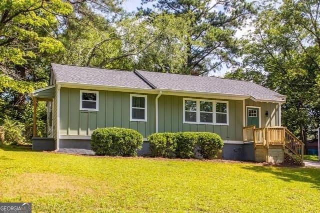 single story home with a front lawn