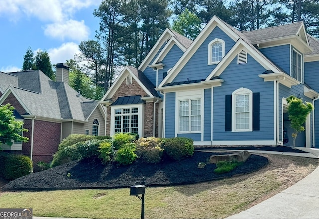 view of front of home featuring a front yard