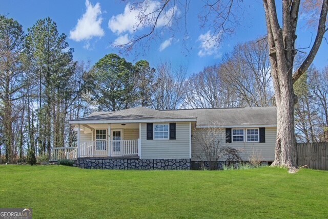 view of front of house with a front yard