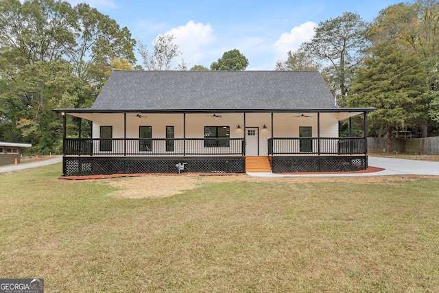 view of front of house featuring a front lawn, ceiling fan, and a porch