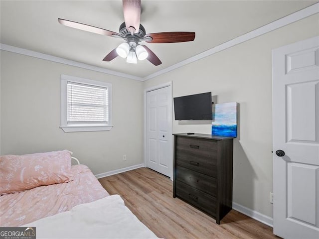 bedroom featuring crown molding, ceiling fan, and light wood-type flooring