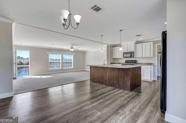 kitchen featuring crown molding, hanging light fixtures, electric range, an island with sink, and white cabinets