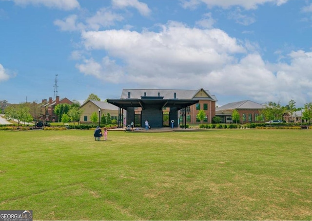 view of front facade featuring a front yard