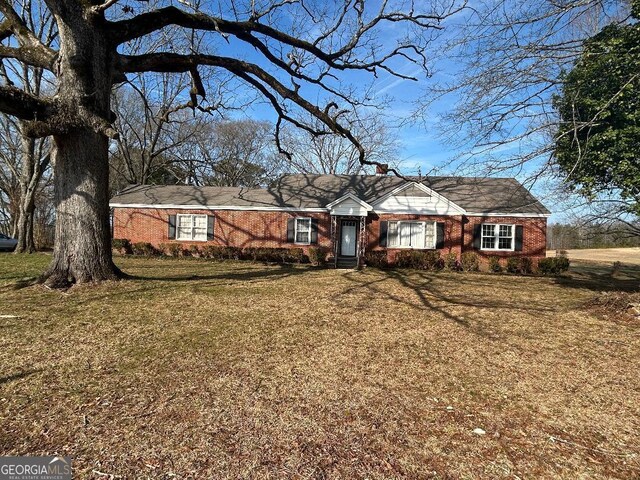 single story home with a front yard