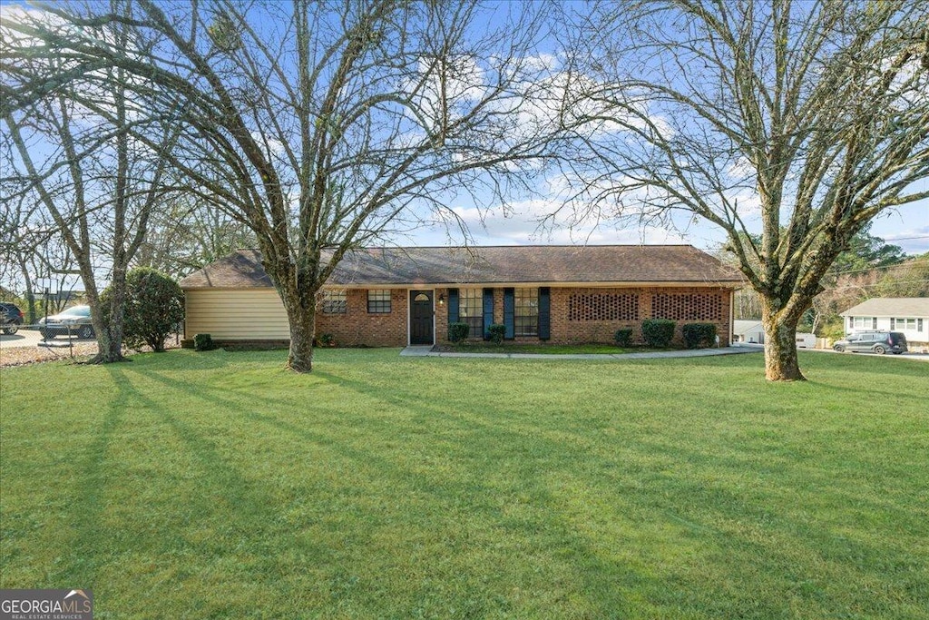 ranch-style house featuring a front lawn