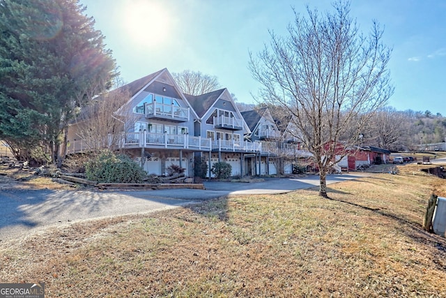 view of front facade featuring a front yard