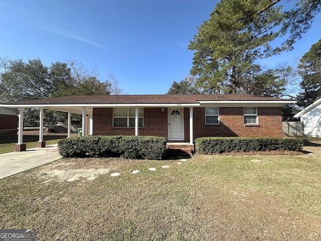 view of front of home featuring a front lawn and a carport