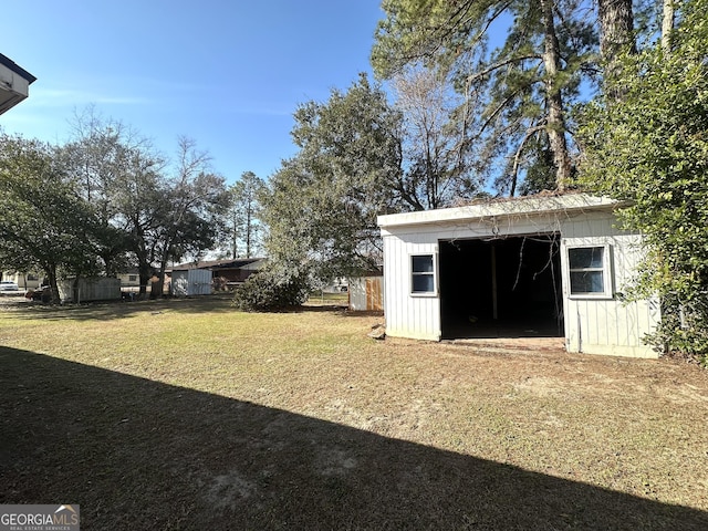 view of yard featuring a storage unit