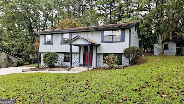 bi-level home featuring a front yard