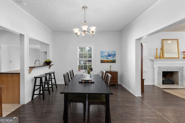 dining area featuring crown molding, dark hardwood / wood-style floors, and an inviting chandelier